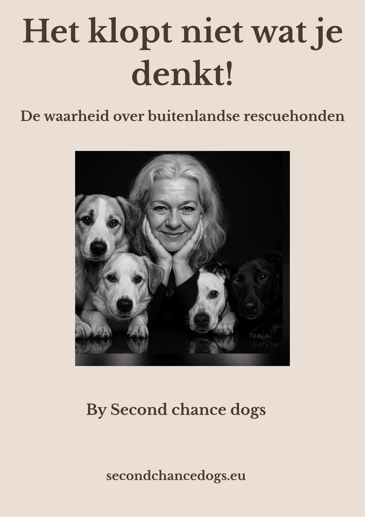 Cover van e-book over buitenlandse rescuehonden, met zwart-wit portret van de schrijfster en haar vier geredde honden.
